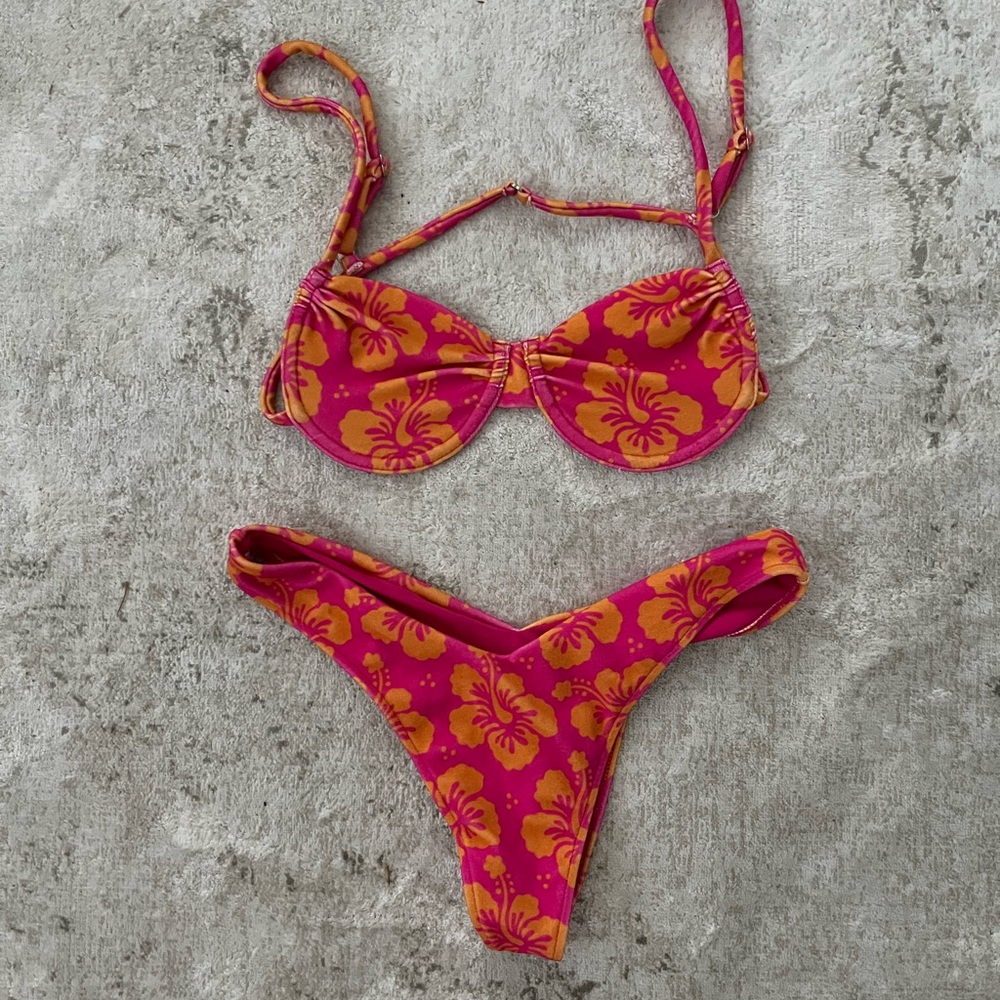 Frankie’s hibiscus pink bikini